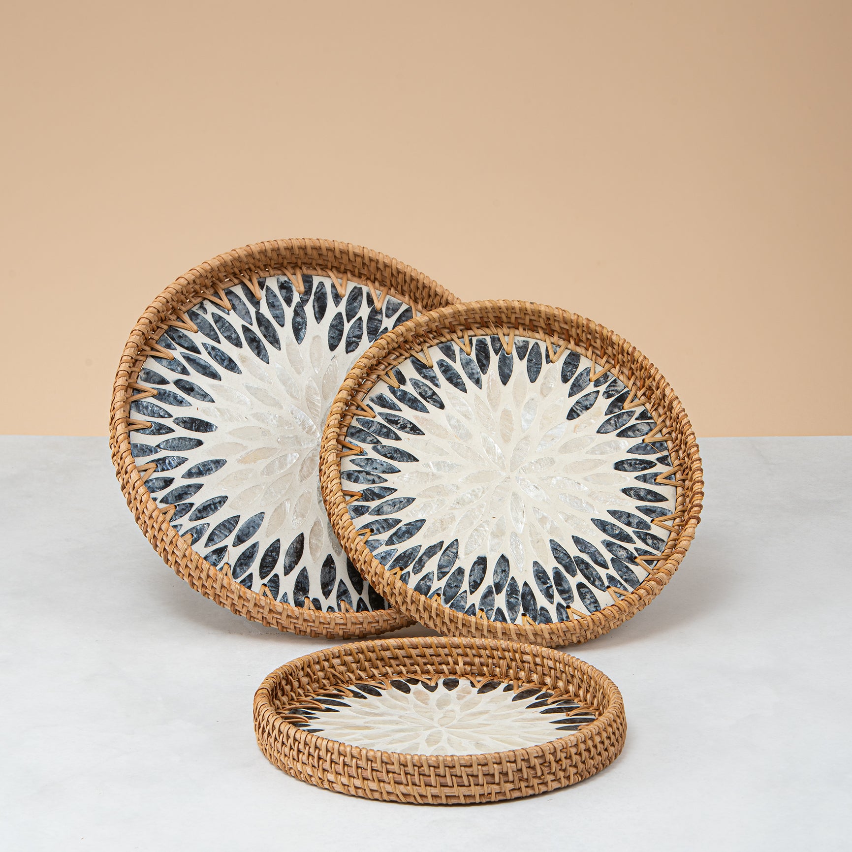 Crafted rattan round trays set -blue leaf