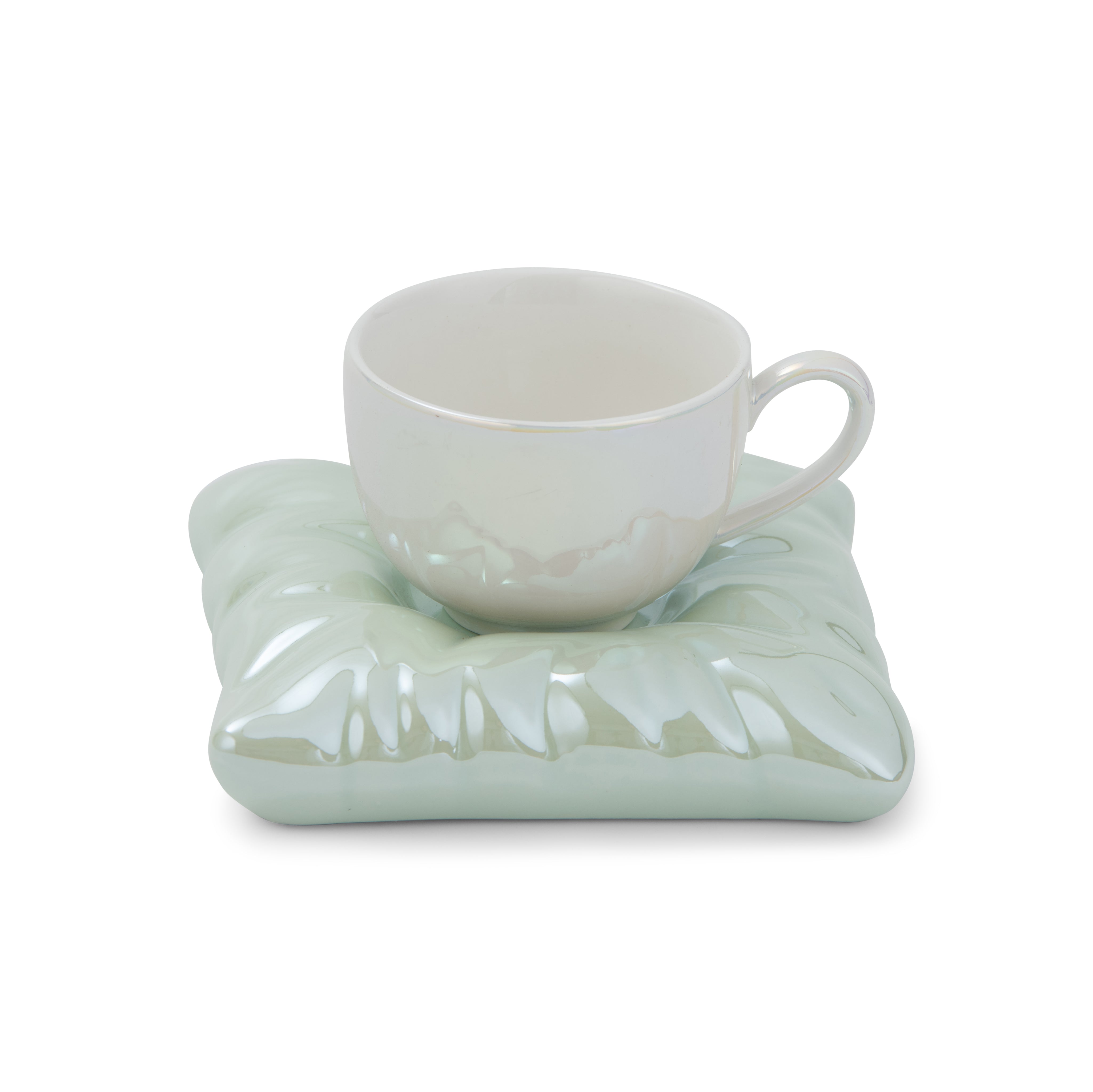 Pearl treasure mug on a plate