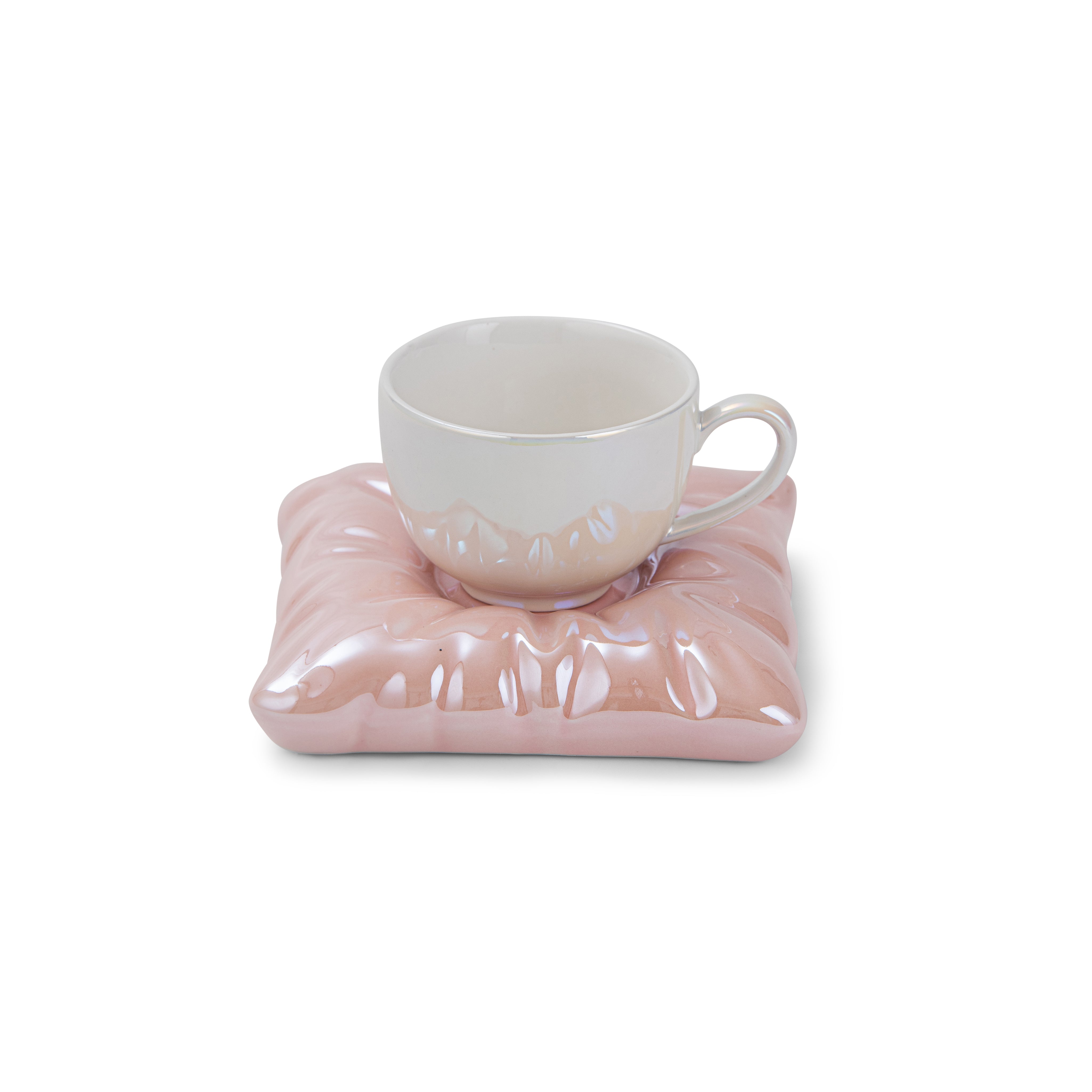 Pearl treasure mug on a plate