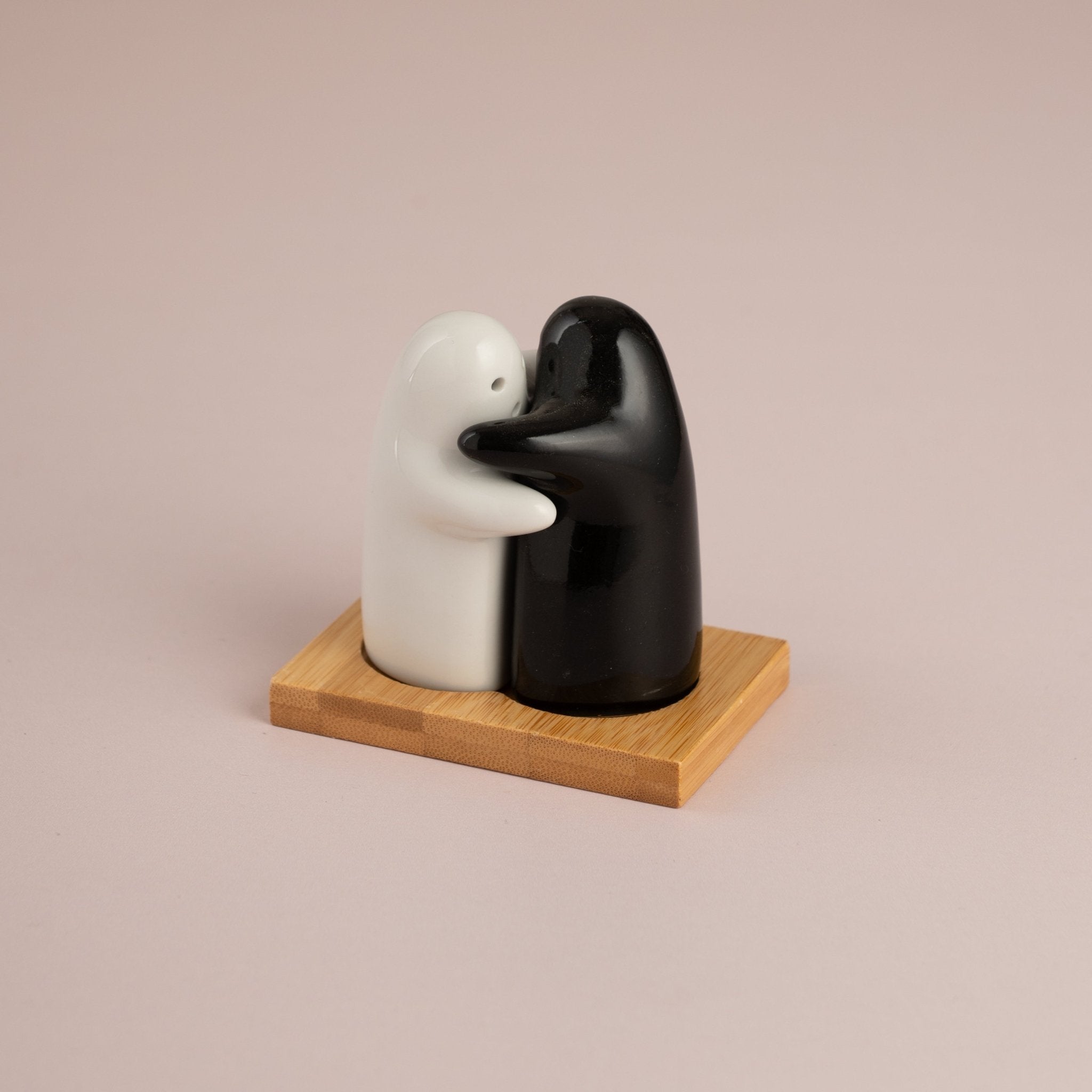 Hugging Salt and Pepper Shaker Set - Urban Home